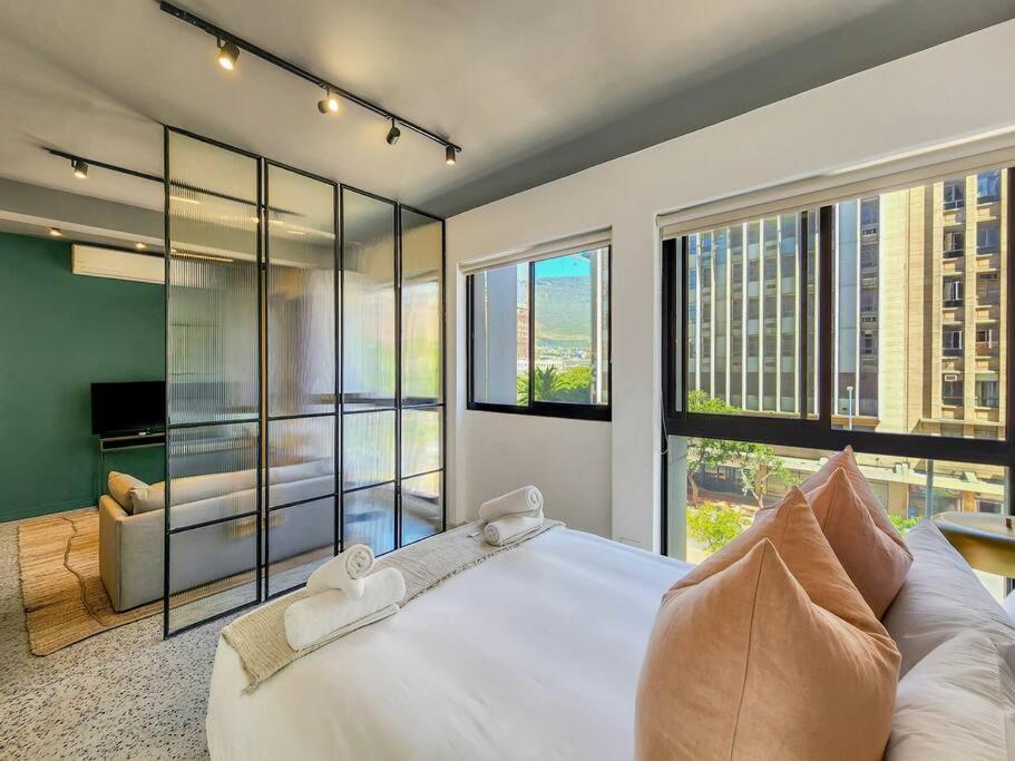 2nd Floor Luxury In City, Pool, Secure, Wifi *